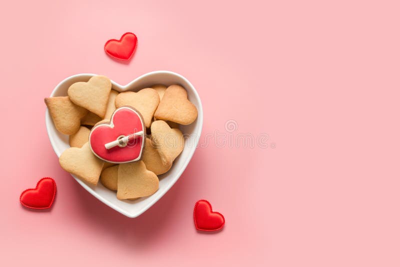 Pastel casero para el día de San Valentín Galletitas con forma de corazón en placa en rosa Ver desde arriba fotos de archivo Pastel casero para el día de San Valentín Galletitas con forma de corazón en placa en rosa Ver desde arriba fotos de archivo