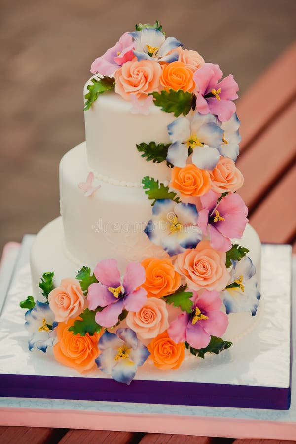 Pastel de bodas adornado con las flores del azúcar foto de archivo Pastel de bodas adornado con las flores del azúcar foto de archivo