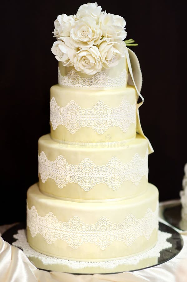 Pastel de bodas blanco adornado con el cordón blanco imágenes de archivo libres de regalías Pastel de bodas blanco adornado con el cordón blanco imágenes de archivo libres de regalías