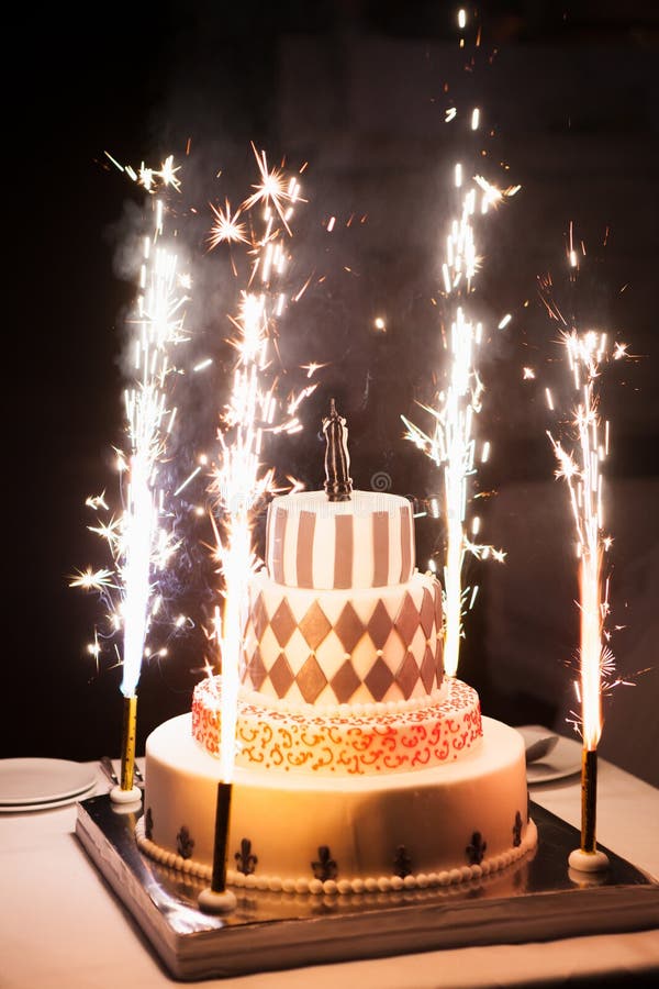 fuego frío de velas de pastel y fuegos artificiales en las manos de la  gente alrededor de los recién casados Fotografía de stock - Alamy