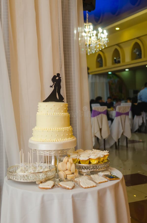 Pastel de bodas hermoso en la recepción del restaurante fotos de archivo Pastel de bodas hermoso en la recepción del restaurante fotos de archivo