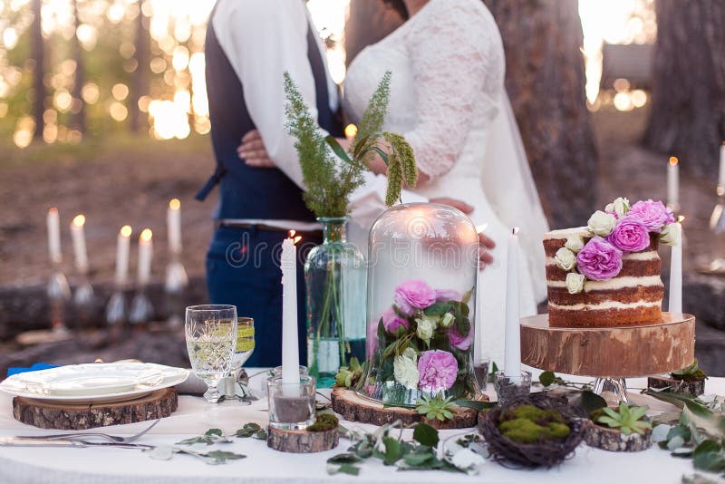 Pastel de bodas hinchado con las flores fotos de archivo libres de regalías Pastel de bodas hinchado con las flores fotos de archivo libres de regalías