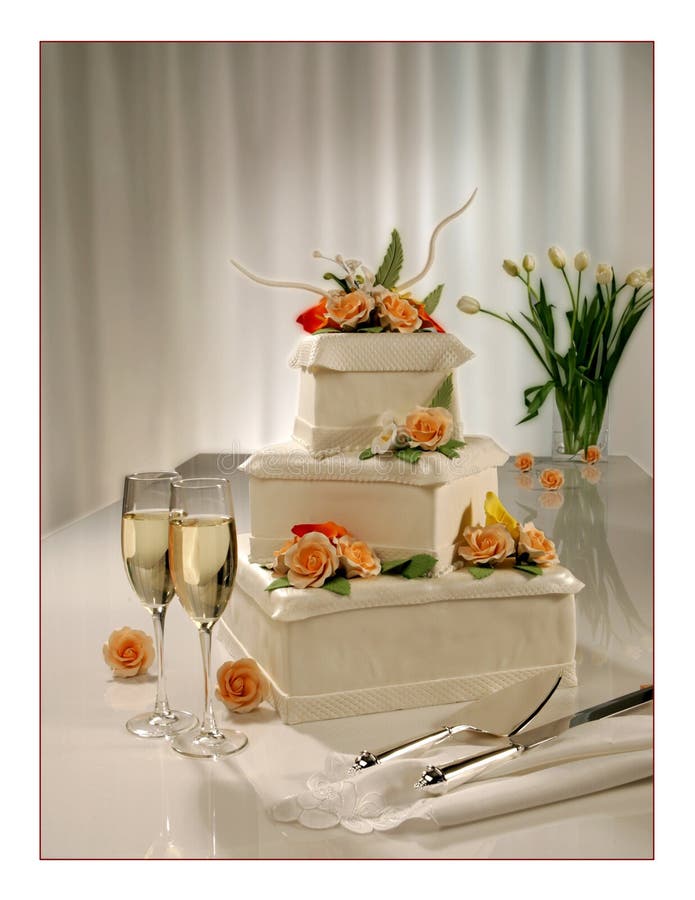Pastel de bodas de niveles múltiples dulce grande con las flores fotos de archivo Pastel de bodas de niveles múltiples dulce grande con las flores fotos de archivo