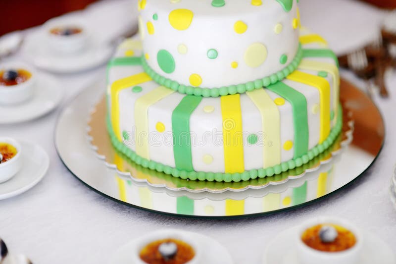 Pastel de bodas rayado imagen de archivo. Imagen de hermoso - pastel de rayados Pastel de bodas rayado imagen de archivo. Imagen de hermoso -