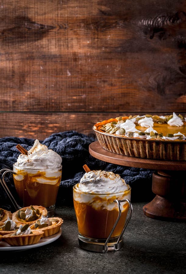 Pastel de calabaza, tartlets y latte imagen de archivo libre de regalías Pastel de calabaza, tartlets y latte imagen de archivo libre de regalías