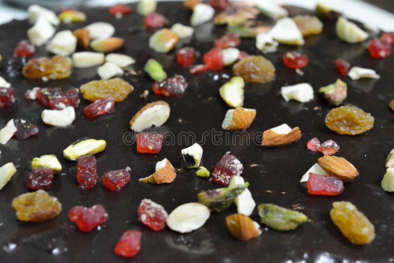 Pastel de chocolate con trozos de fruta seca fotos de archivo Pastel de chocolate con trozos de fruta seca fotos de archivo