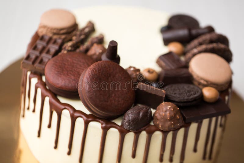 Pastel De Chocolate Para Hombres Con Decoración De Chocolate Y Rachas De  Chocolate. Foto de archivo - Imagen de elegante, plato: 239610956