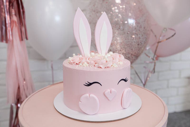 Pastel De Cumpleaños Para Bebé Con Decoración De Conejo Imagen de archivo
