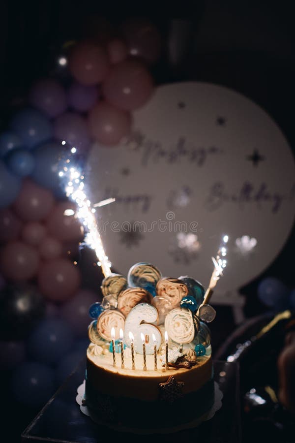 Pastel de cumpleaños festivo con velas y fuegos artificiales. título 6 fotografía de archivo