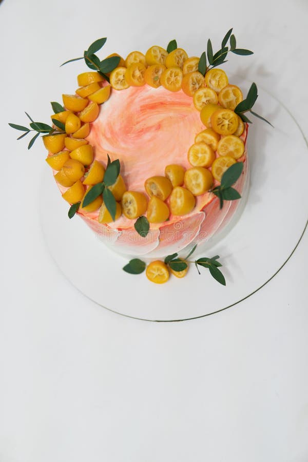 Pastel de cumpleaños de fondo blanco. tarta con fondo de madera color blanco crema. delicioso pastel de cumpleaños fresco con imagen de archivo libre de regalías