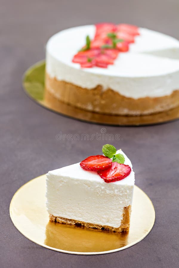 Pastel de queso con las fresas Torta adornada con las fresas imagen de archivo Pastel de queso con las fresas Torta adornada con las fresas imagen de archivo