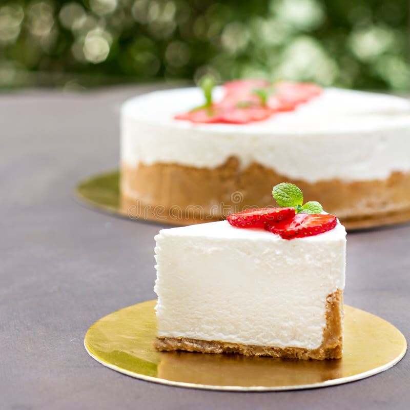 Pastel de queso con las fresas Torta adornada con las fresas fotografía de archivo Pastel de queso con las fresas Torta adornada con las fresas fotografía de archivo