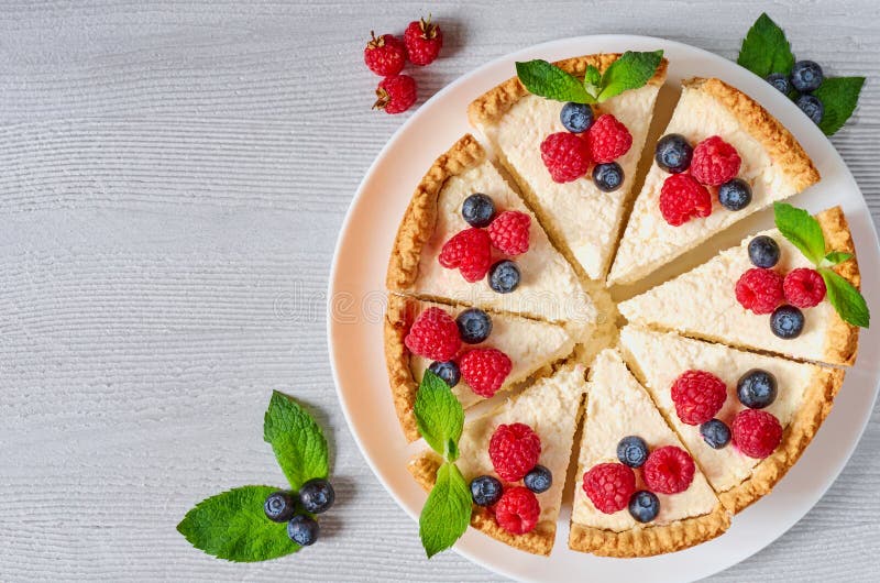 Pastel de queso cortado con las bayas frescas en la placa blanca - postre orgánico sano Pastel de queso clásico de Nueva York imagen de archivo libre de regalías Pastel de queso cortado con las bayas frescas en la placa blanca - postre orgánico sano Pastel de queso clásico de Nueva York imagen de archivo libre de regalías