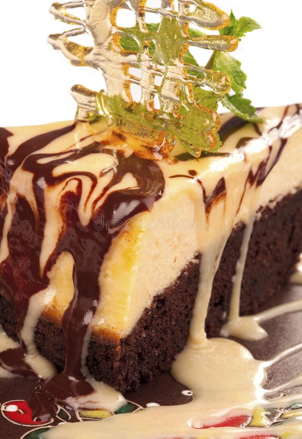 Pastel de queso del chocolate con la corteza del caramelo