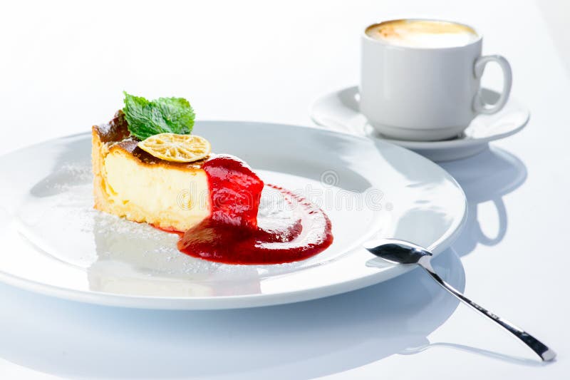 Pastel de queso delicioso con el atasco, la fruta cítrica, la menta y el azúcar en polvo o imagenes de archivo Pastel de queso delicioso con el atasco, la fruta cítrica, la menta y el azúcar en polvo o imagenes de archivo