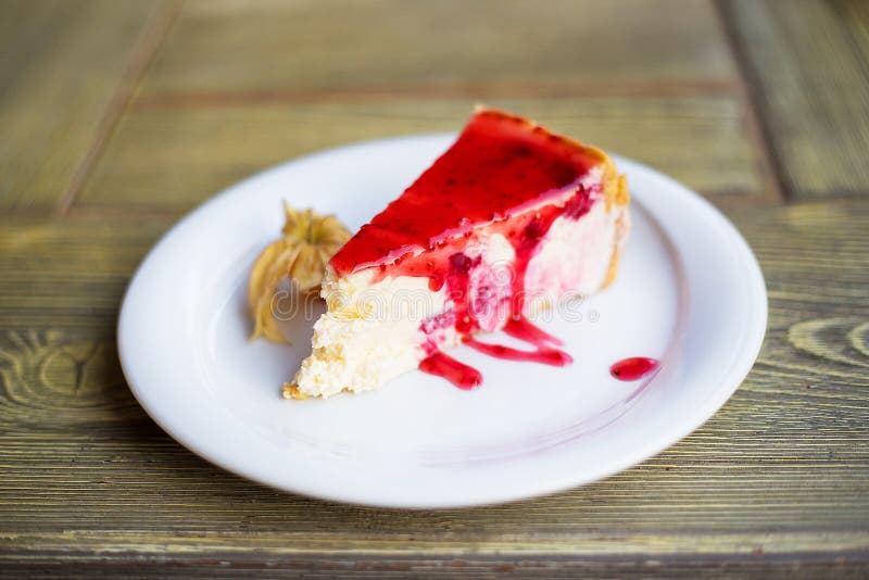 Pastel de queso delicioso y hermoso con la mermelada de fresa imagen de archivo libre de regalías Pastel de queso delicioso y hermoso con la mermelada de fresa imagen de archivo libre de regalías