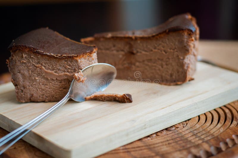 Pastel de queso quemado del chocolate en fondo de madera marrón fotografía de archivo libre de regalías Pastel de queso quemado del chocolate en fondo de madera marrón fotografía de archivo libre de regalías