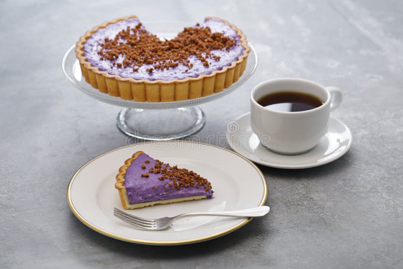 Pastel De Ube Casero Cubierto Con Latik Imagen de archivo - Imagen de  evaporado, cocina: 211182291