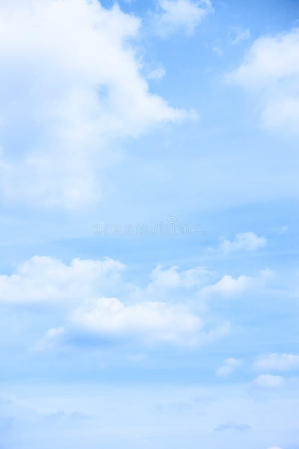 Céu azul pastel com nuvens leves imagens de stock royalty free
