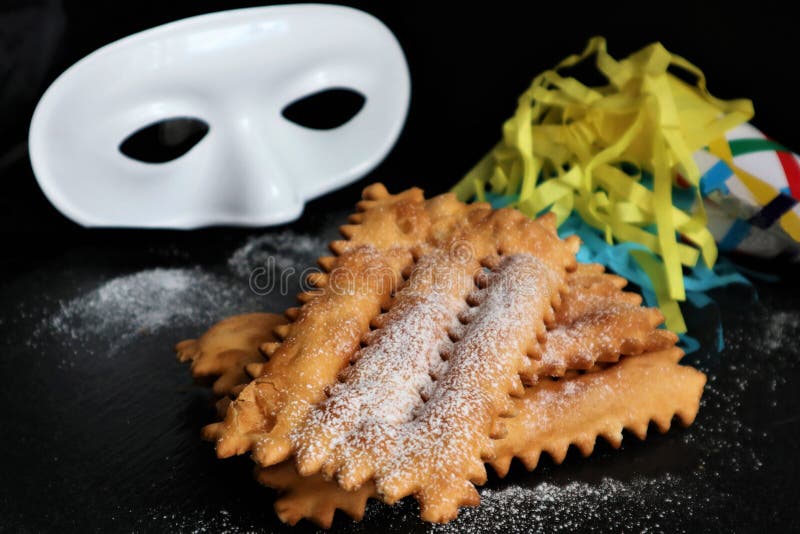 Pastel italiano típico del carnaval asperjado con el azúcar en polvo imagen de archivo Pastel italiano típico del carnaval asperjado con el azúcar en polvo imagen de archivo