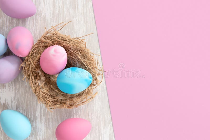Thưởng thức hình ảnh Trứng Phục Sinh hồng và xanh nhạt trong tổ với giấy màu hồng phân tách, bạn sẽ được chứng kiến sự tinh tế và độc đáo về màu sắc và hình dạng của Trứng. Hãy cùng nhìn ngắm và khám phá vẻ đẹp huyền bí của Trứng Phục Sinh trong chiếc tổ rực rỡ màu hồng đầy sắc màu!