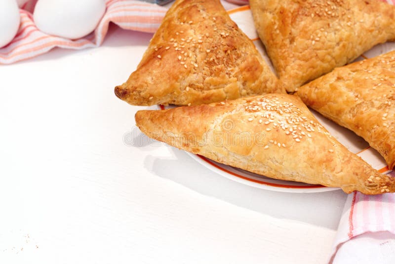 Pastelaria deliciosa do filo das tortas com close-up da galinha, dos espinafres e do feta na tabela vista horizontal de cima de fotos de stock royalty free Pastelaria deliciosa do filo das tortas com close-up da galinha, dos espinafres e do feta na tabela vista horizontal de cima de fotos de stock royalty free