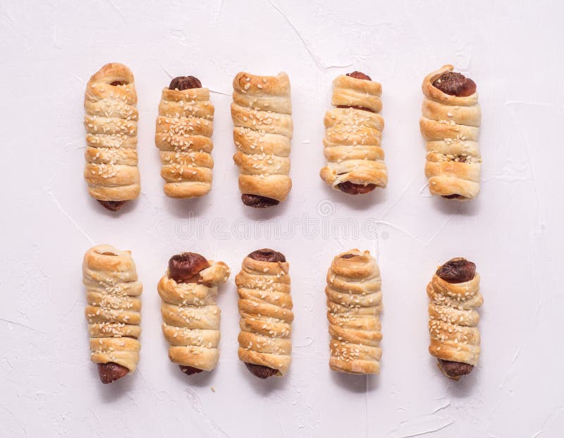 pastelarias caseiros: diversas salsichas em uma massa em um fundo branco fotos de stock pastelarias caseiros: diversas salsichas em uma massa em um fundo branco fotos de stock