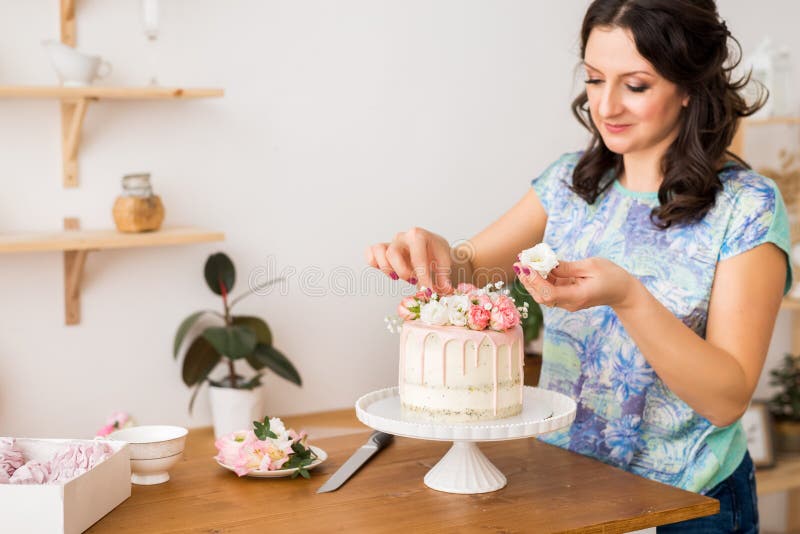 Cozinheira Feminina Segura Bolo Decorado Com Flores Em Fundo