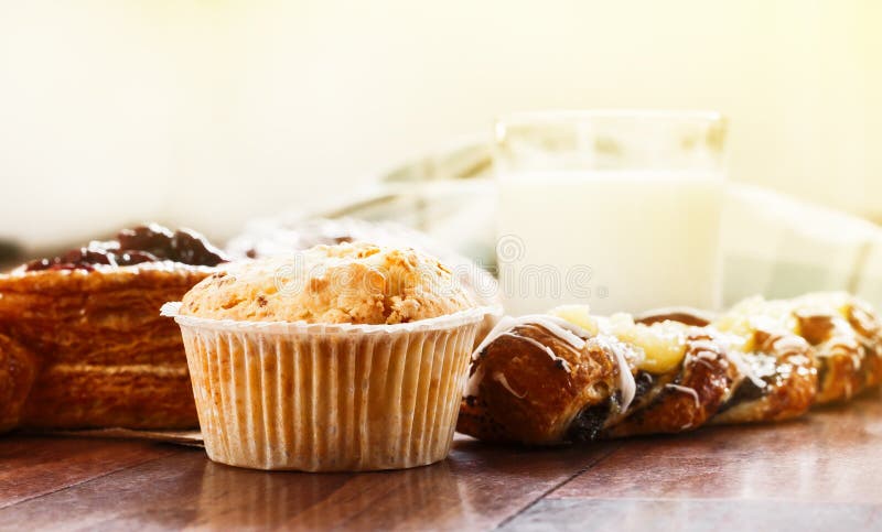 Pasteles, bollos, torta de las natillas, un vidrio de leche en la tabla Primer imagen de archivo libre de regalías Pasteles, bollos, torta de las natillas, un vidrio de leche en la tabla Primer imagen de archivo libre de regalías