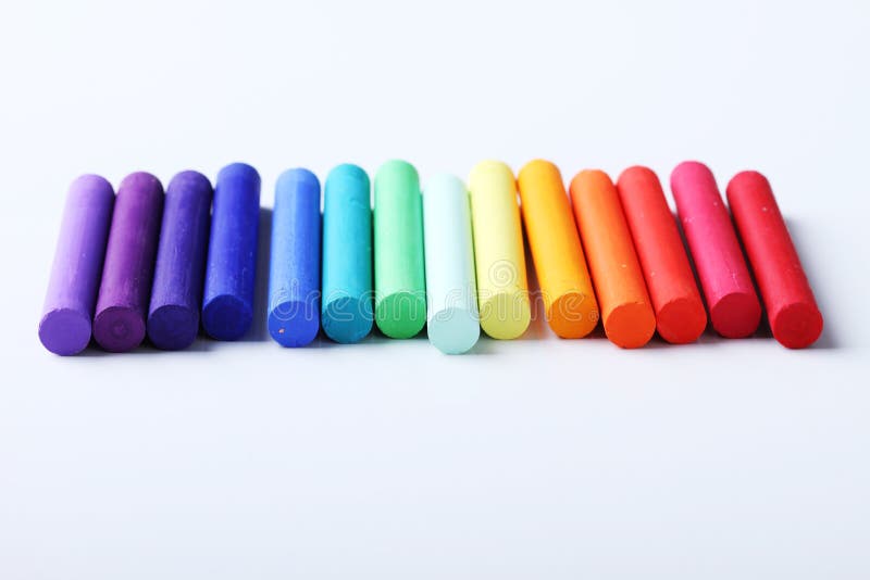 Pasteles coloridos de la tiza en el fondo blanco dispuesto como arco iris fotografía de archivo Pasteles coloridos de la tiza en el fondo blanco dispuesto como arco iris fotografía de archivo
