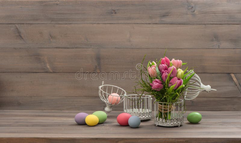 Pastelkleur gekleurde tulpenbloemen en paaseieren royalty-vrije stock foto's Pastelkleur gekleurde tulpenbloemen en paaseieren royalty-vrije stock foto's