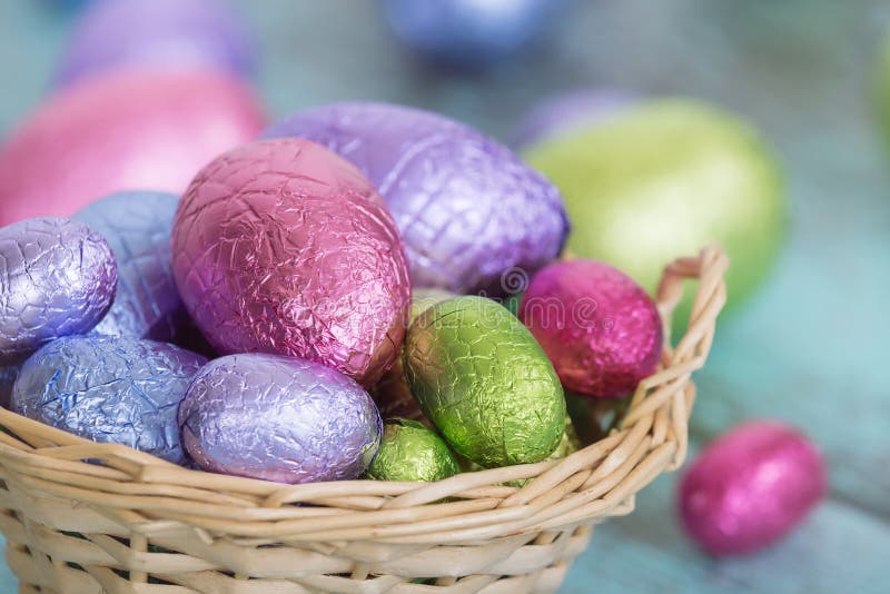 Pastell-Ostern-Schokoladeneier in Einem Korb Stockbild - Bild von ...