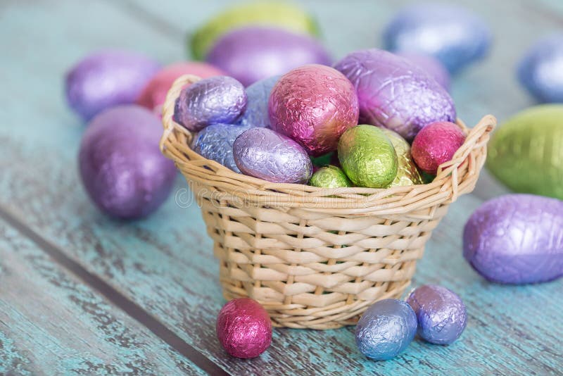 Pastell-Ostern-Schokoladeneier in Einem Korb Stockbild - Bild von ...