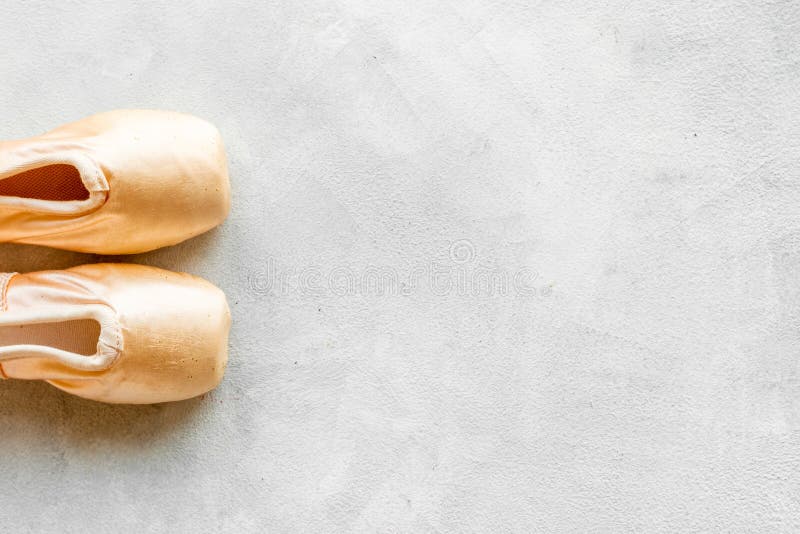 Pastellbeige Ballettschuhe oder Hausschuhe mit Band stockbild