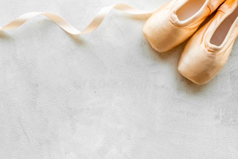 Pastellbeige Ballettschuhe oder Hausschuhe mit Band stockbilder