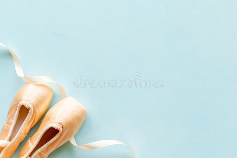 Pastellbeige Ballettschuhe oder Hausschuhe mit Band lizenzfreie stockbilder