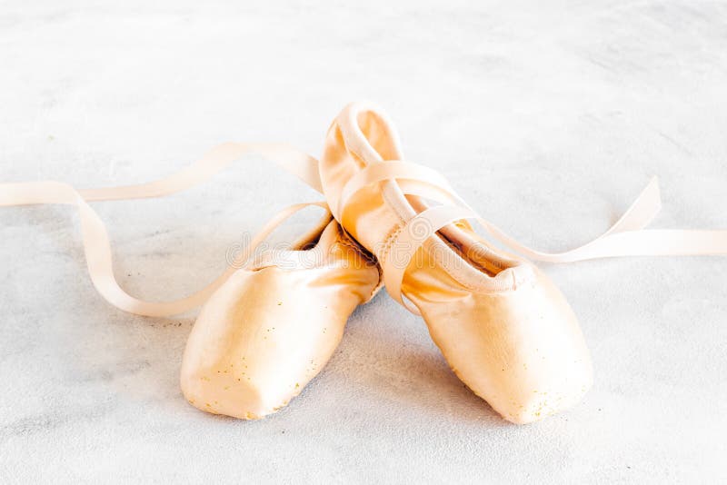 Pastellbeige Ballettschuhe oder Hausschuhe mit Band stockbilder