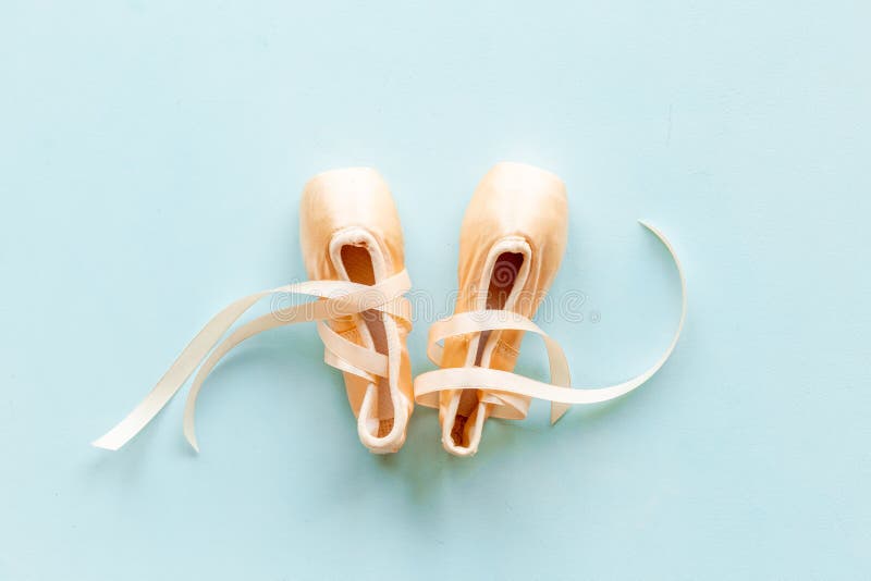 Pastellbeige Ballettschuhe oder Hausschuhe mit Band stockfotografie