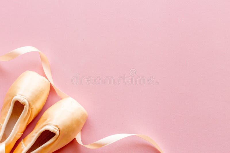 Pastellbeige Ballettschuhe oder Hausschuhe mit Band lizenzfreies stockbild