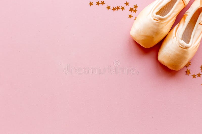 Pastellbeige Ballettschuhe oder Hausschuhe mit Band lizenzfreie stockfotografie