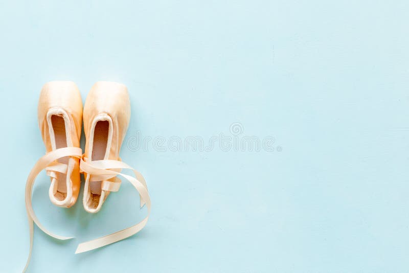 Pastellbeige Ballettschuhe oder Hausschuhe mit Band stockbilder