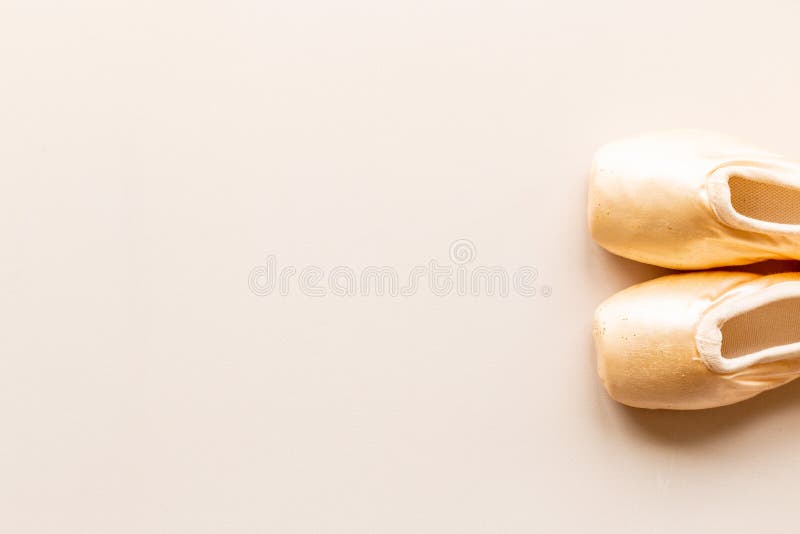 Pastellbeige Ballettschuhe oder Hausschuhe mit Band lizenzfreie stockfotos