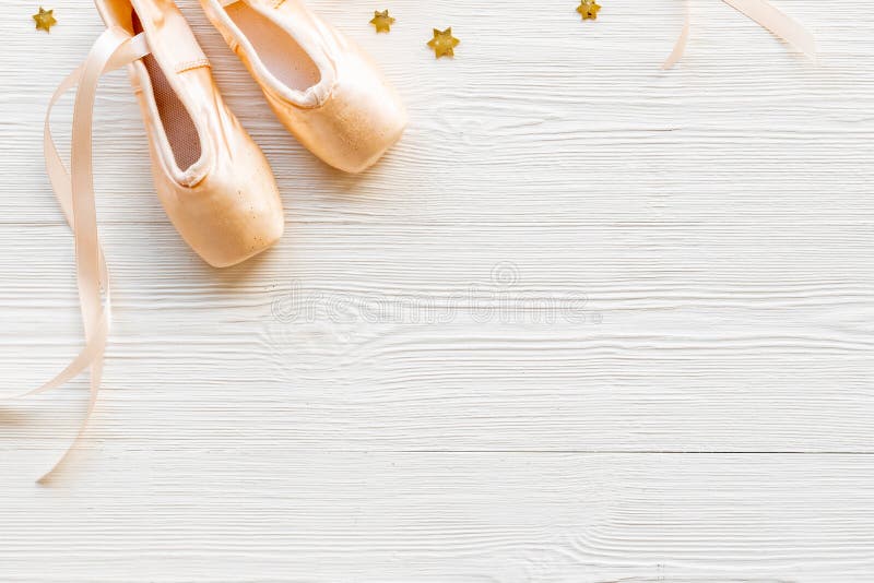 Pastellbeige Ballettschuhe oder Hausschuhe mit Band lizenzfreies stockbild