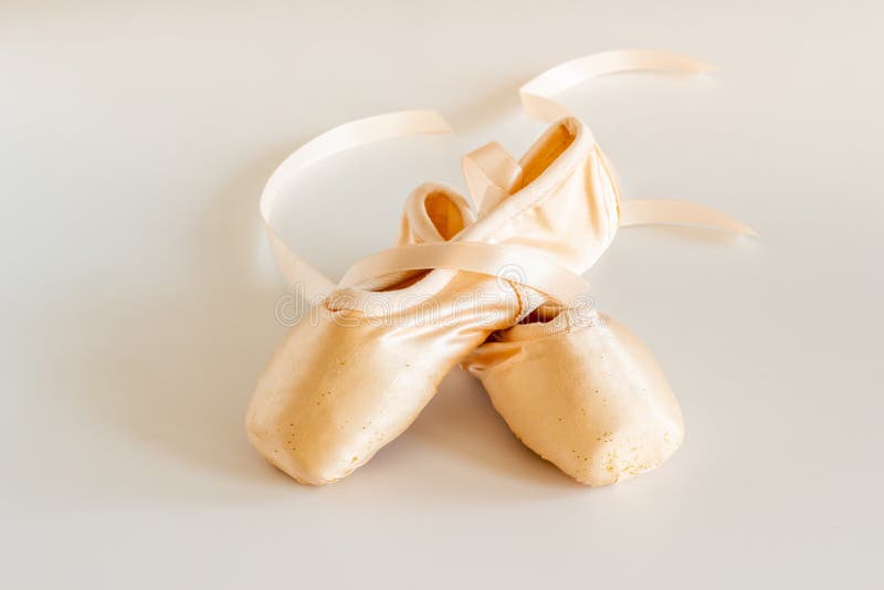 Pastellbeige Ballettschuhe oder Hausschuhe mit Band stockbilder