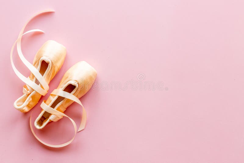 Pastellbeige Ballettschuhe oder Hausschuhe mit Band stockfoto