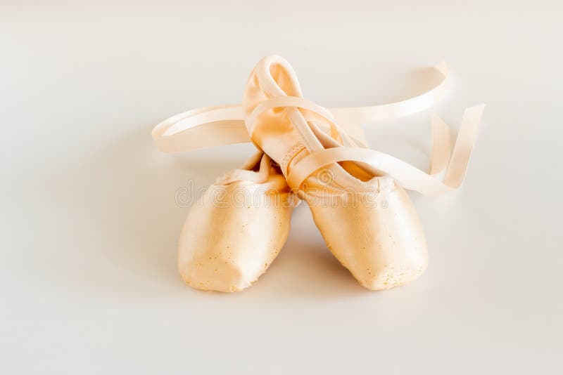 Pastellbeige Ballettschuhe oder Hausschuhe mit Band stockbilder