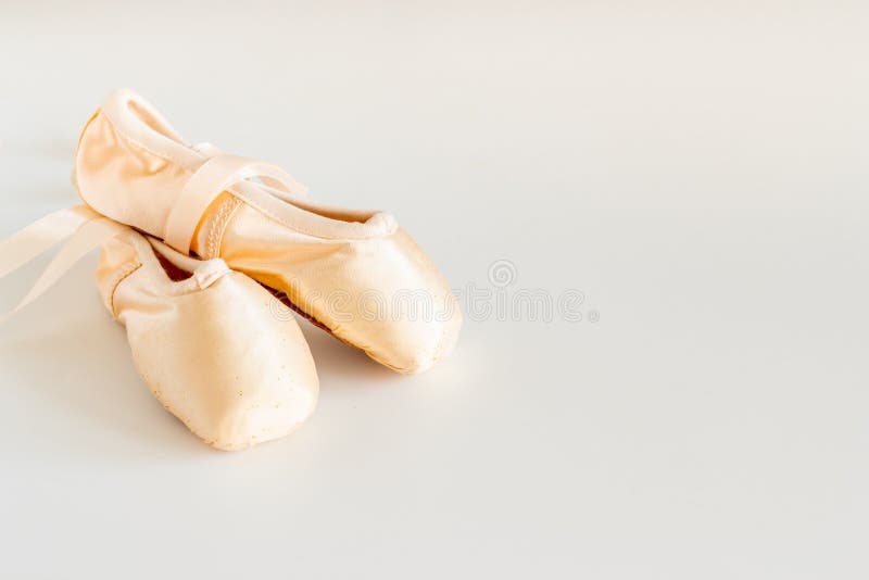 Pastellbeige Ballettschuhe oder Hausschuhe mit Band stockfotografie