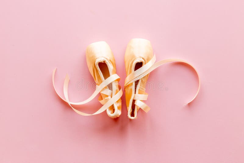 Pastellbeige Ballettschuhe oder Hausschuhe mit Band lizenzfreie stockbilder