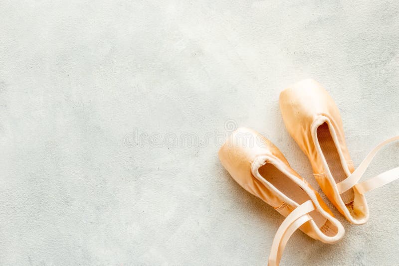 Pastellbeige Ballettschuhe oder Hausschuhe mit Band lizenzfreie stockbilder