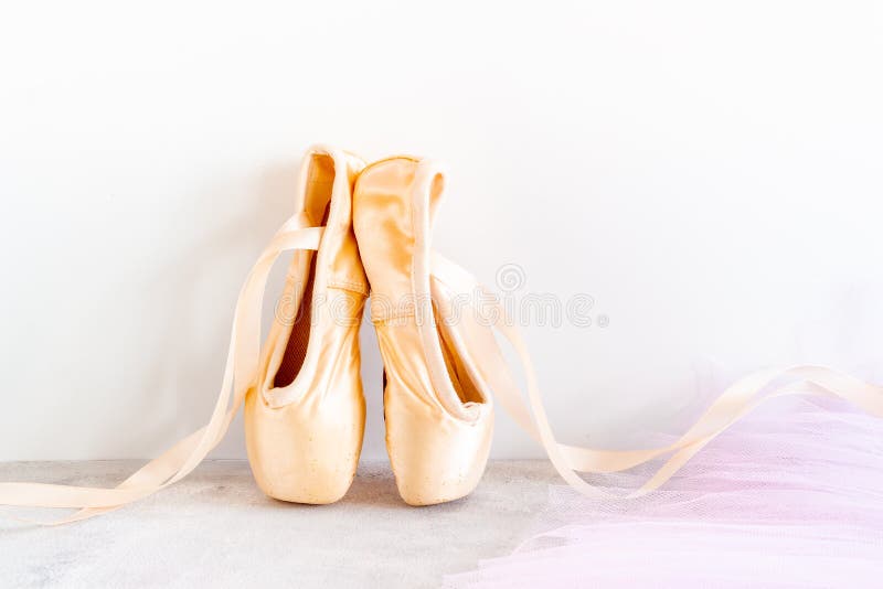 Pastellbeige Ballettschuhe oder Hausschuhe mit Band stockbilder